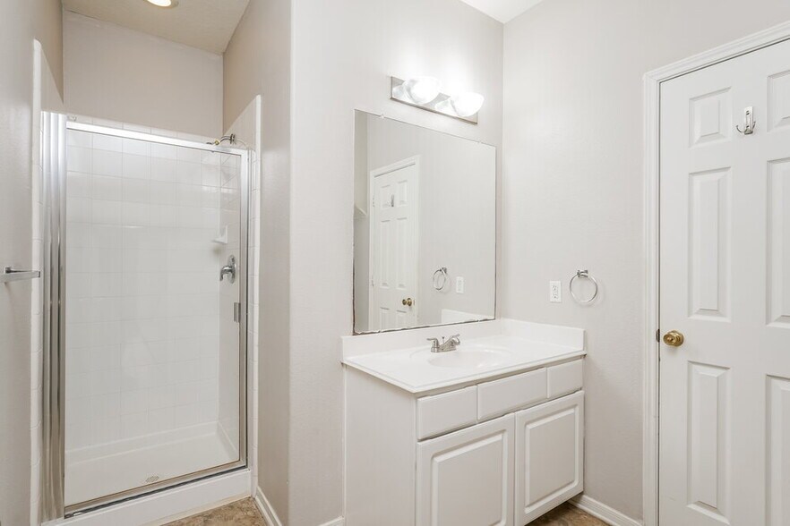 Building Photo - 18423 Knob Hill Lake Ln