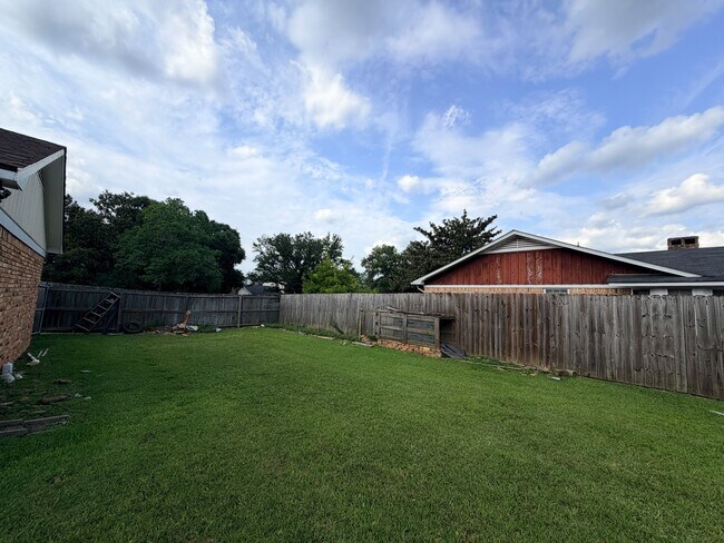 Building Photo - 1017 Westbury Dr