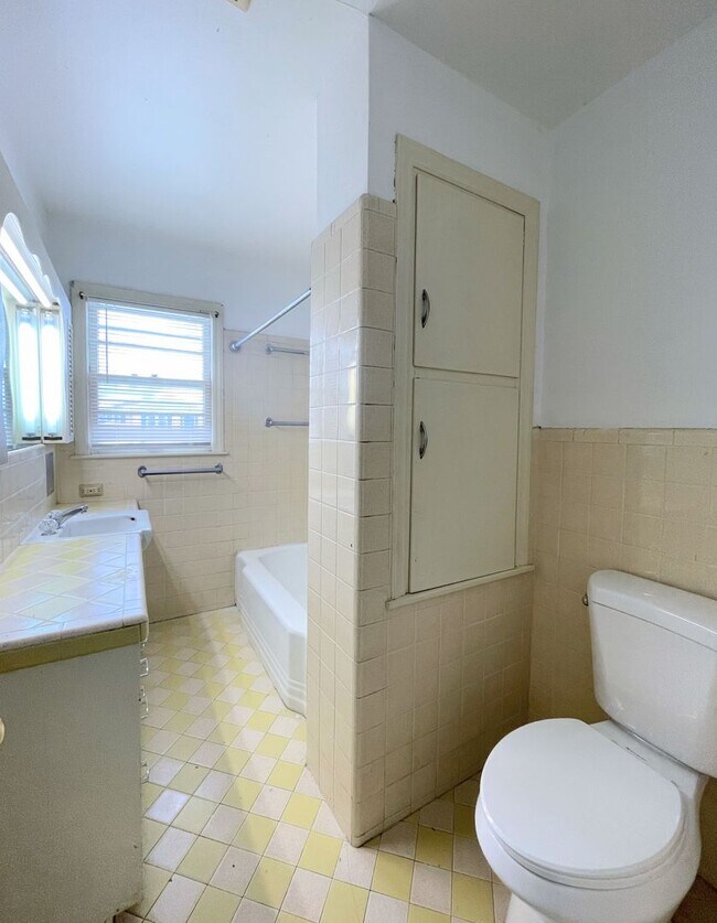 Building Photo - Spacious 2 bedroom home