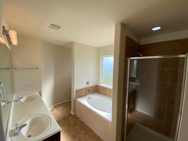 Building Photo - 1515 Daffodil Rd