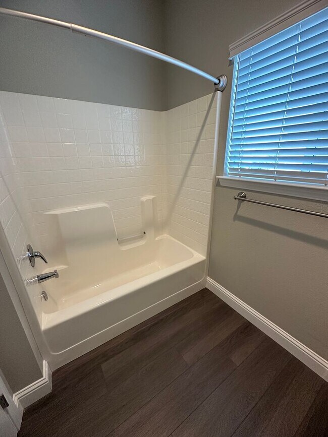 Building Photo - IMMACULANT 4 BEDROOM HOME 2.5 BATHROOM IN SALT CREEK