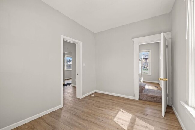 Building Photo - 84 N Oakley Ave