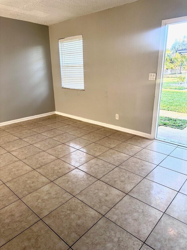 Building Photo - 9326 Sunrise Dr