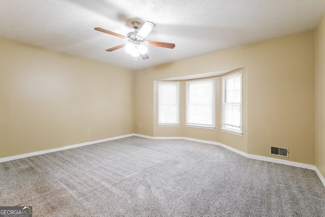 Building Photo - 2432 Hillboro Cir S W