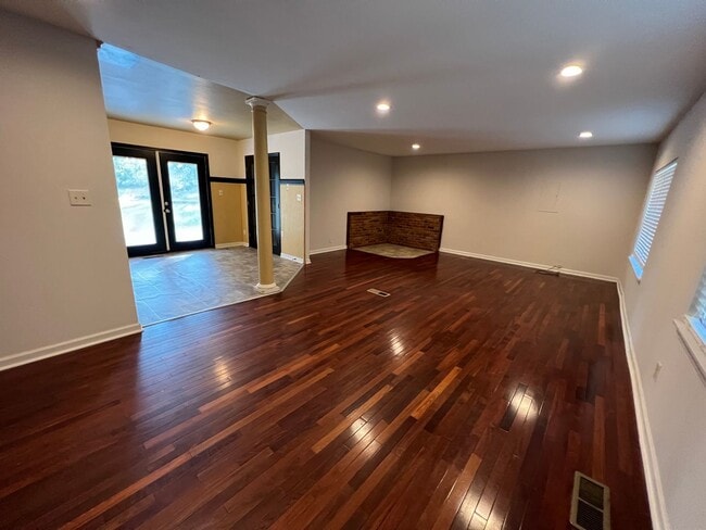 Building Photo - 4011 Wood Dr