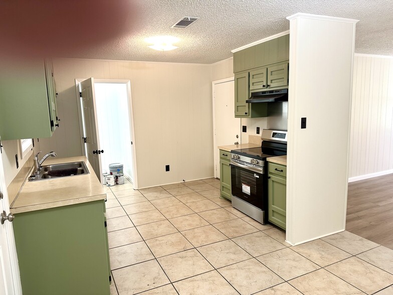 Building Photo - 102 Conifer Dr