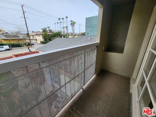 Building Photo - 5264 Cahuenga Blvd