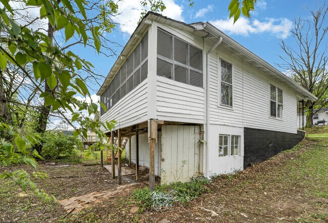 Building Photo - 225 Sunset Ave