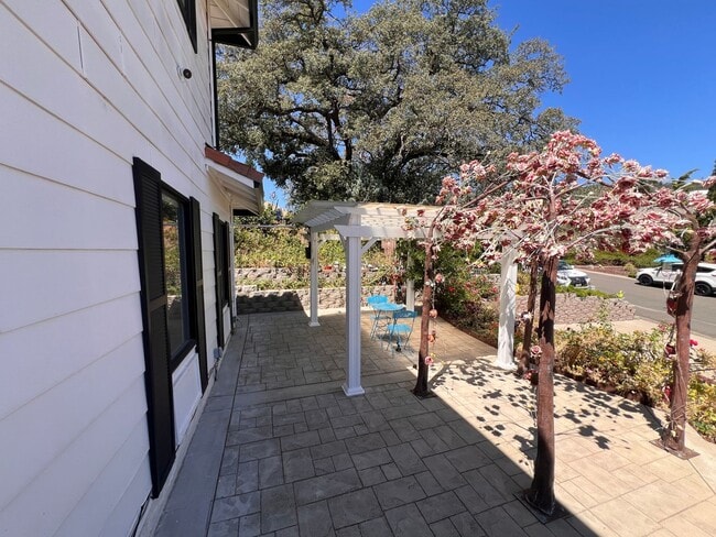 Building Photo - 912 Yosemite Ln