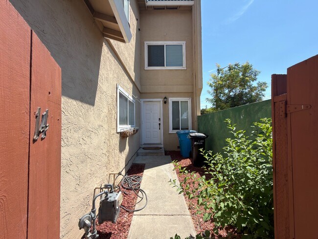 Building Photo - Prime Santa Clara Location | Bright 3BR/2.5BA End-Unit | 2 Primary Suites | Central Heat & AC