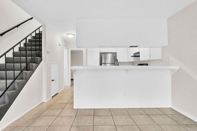 Building Photo - Great three bedroom townhome in UTC! Avail...