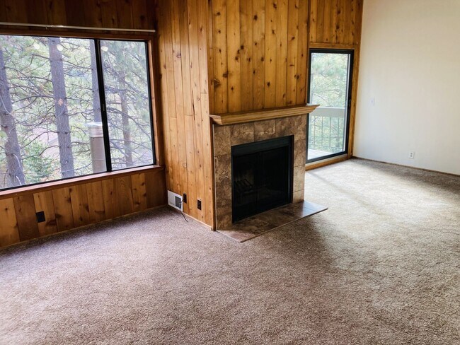 Building Photo - Enchanting Four Bedroom Two and Half Bath Condo in North Meadow Bay.