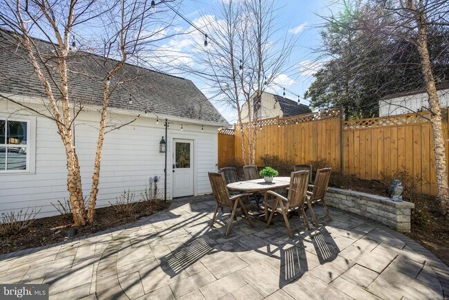 Building Photo - 323 S West St