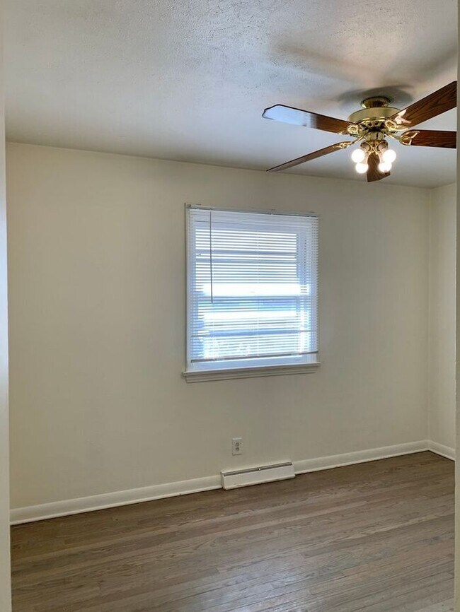 Building Photo - Large 2 bed, 2 bath, 1 car garage duplex