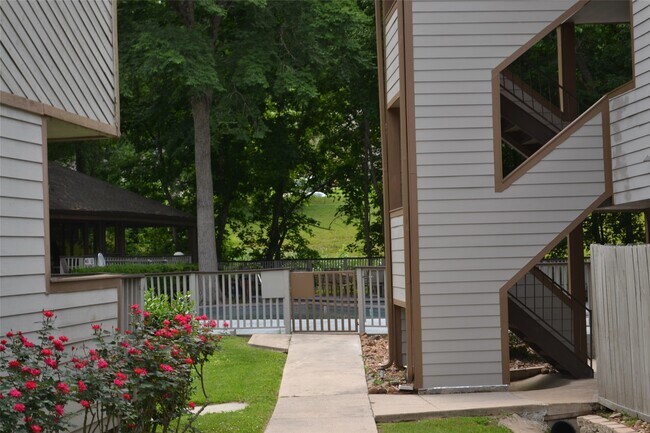 Building Photo - 3900 Aspen Dr