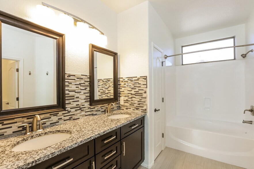 Building Photo - 3638 E Flamingo Way