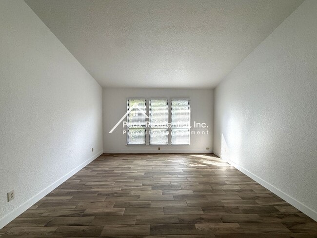 Building Photo - Wonderful Orangevale 4bd/2ba Home with 2 Car Garage!