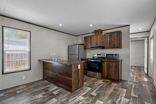 Building Photo - 2039 Elmwood St SW