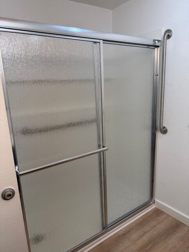 Building Photo - Updated single level 2 bed/1 bath duplex in Thurston!