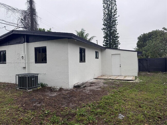 Building Photo - 2713 NW 6th Ct