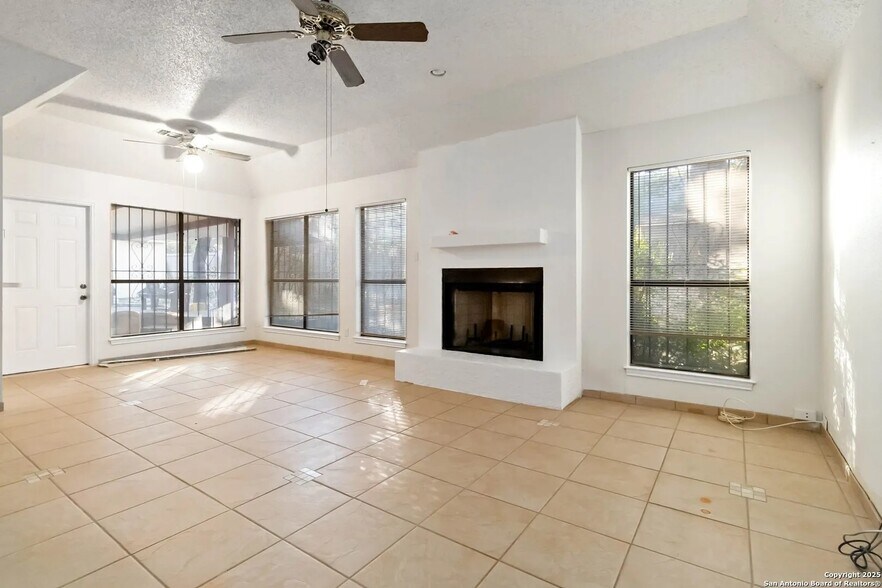 Building Photo - 17915 Summer Knoll Dr