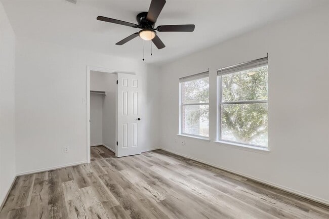 Building Photo - 512 Woodford Dr