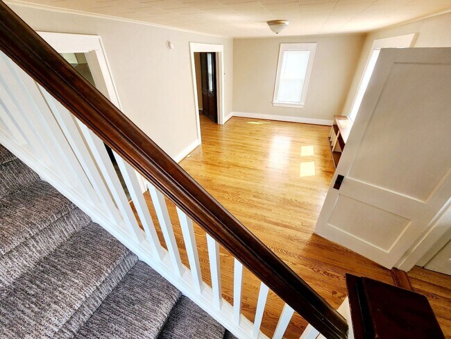 Building Photo - 3 Bed/2 Bath House Located in Suncrest Lawncare included - Available NOW