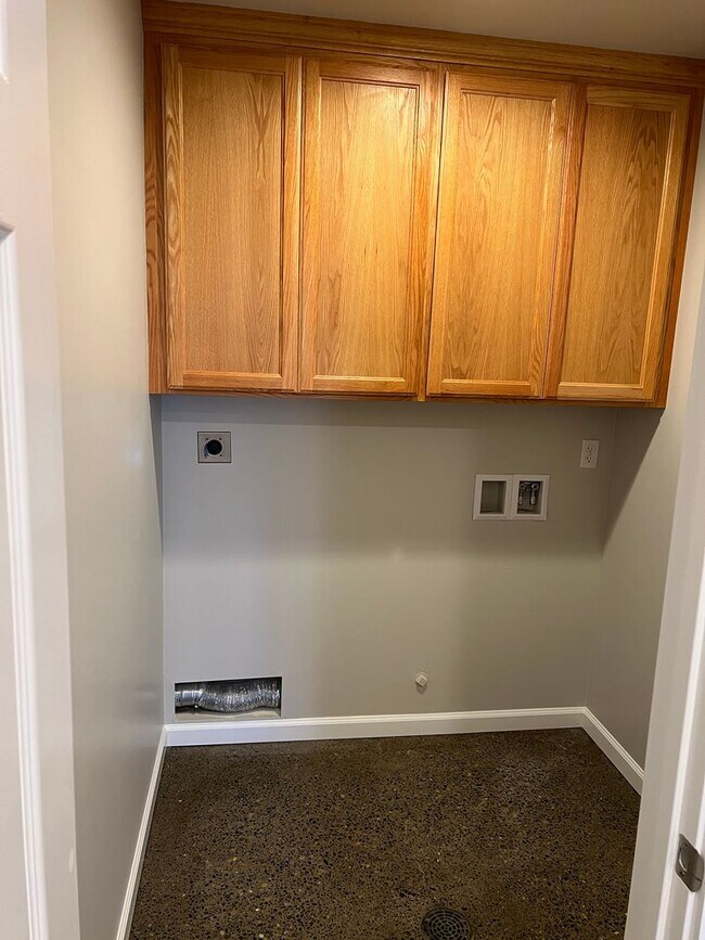 Building Photo - Charming 3-Bed Duplex with 2.5 Baths & 1600 Sq Ft - Prime Tacoma Location!