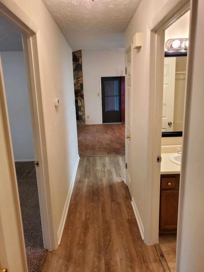 Building Photo - 2 Bedroom, 2 Bath Apartment