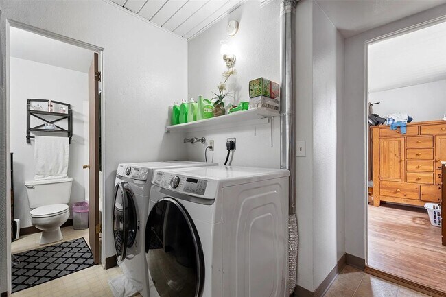 Building Photo - 3220 Clark St