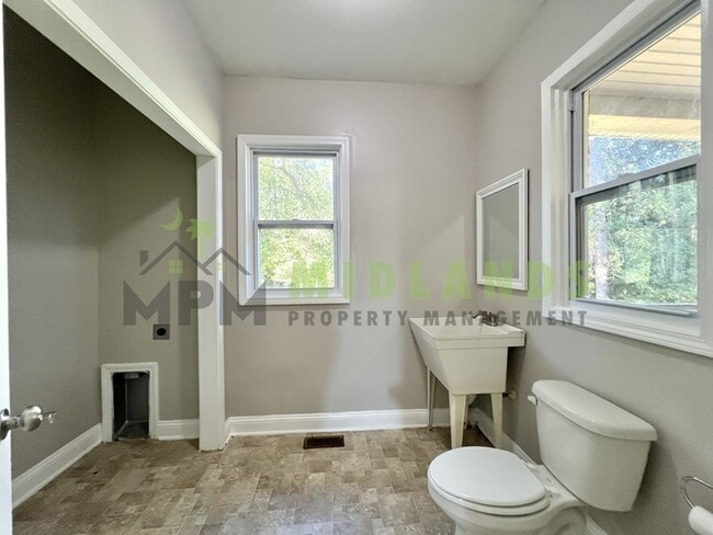 Building Photo - 3202 Belvedere Dr