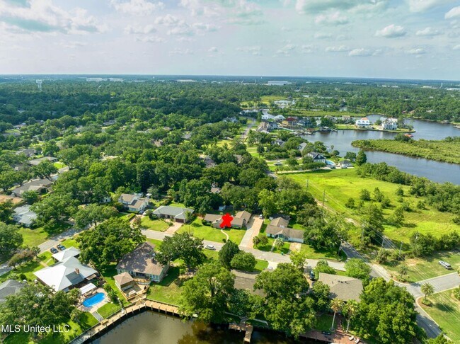 Building Photo - 3 BD 2 BA Home in the Bayou View School Di...