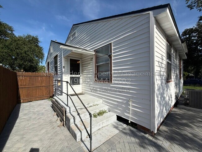 Building Photo - 1309 Macarthur St