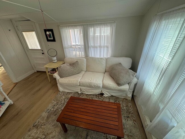 Building Photo - 157 Hills Beach Rd