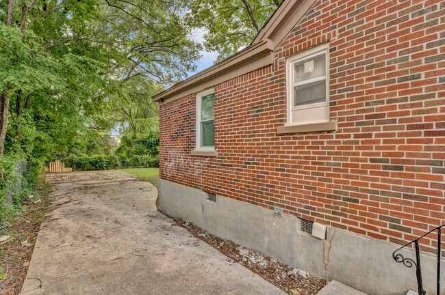 Building Photo - Recently Renovated Brick Home Located Minutes away from Memphis International Airport!