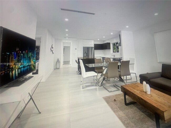 Building Photo - 1546 Van Buren St