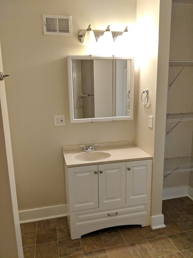 Building Photo - 3 Bed, 1 Bath - East Nashville Gem, Walking Distance to The Pharmacy