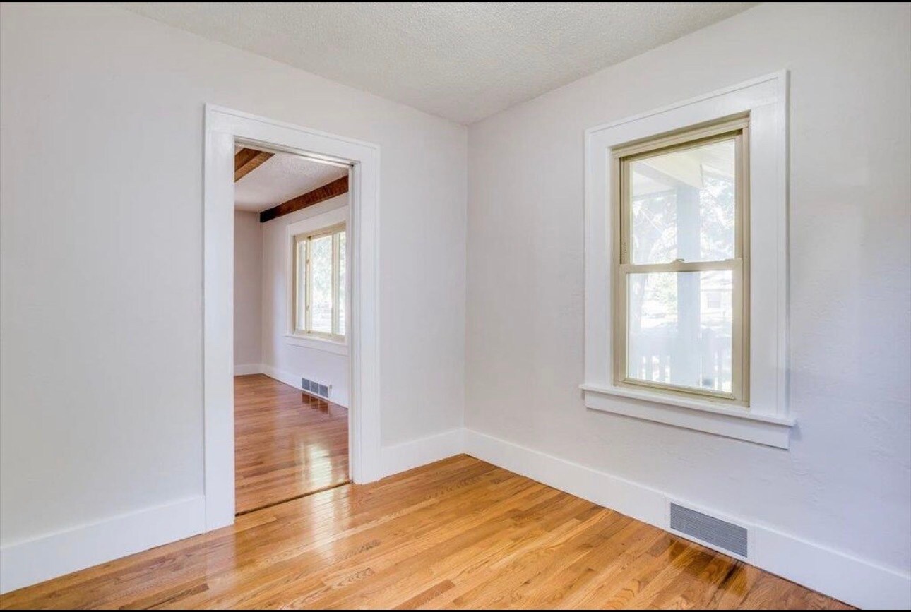 Building Photo - 1422 S Laura Ave