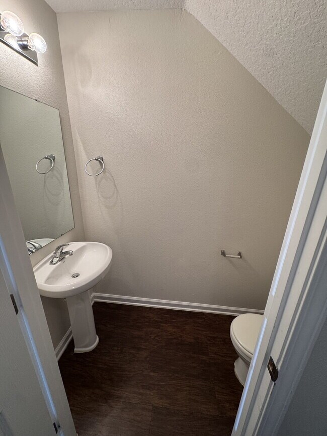 Building Photo - 4 bedroom 2.5 bath townhome with 1 car att...
