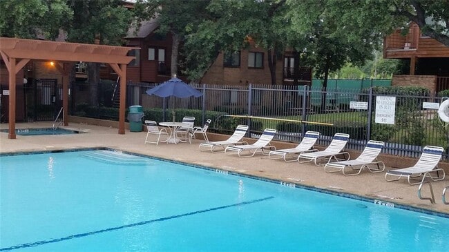 Building Photo - 2312 Balsam Dr