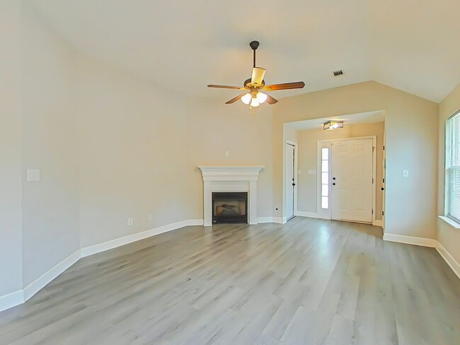 Building Photo - Three bedroom home in Martinez!