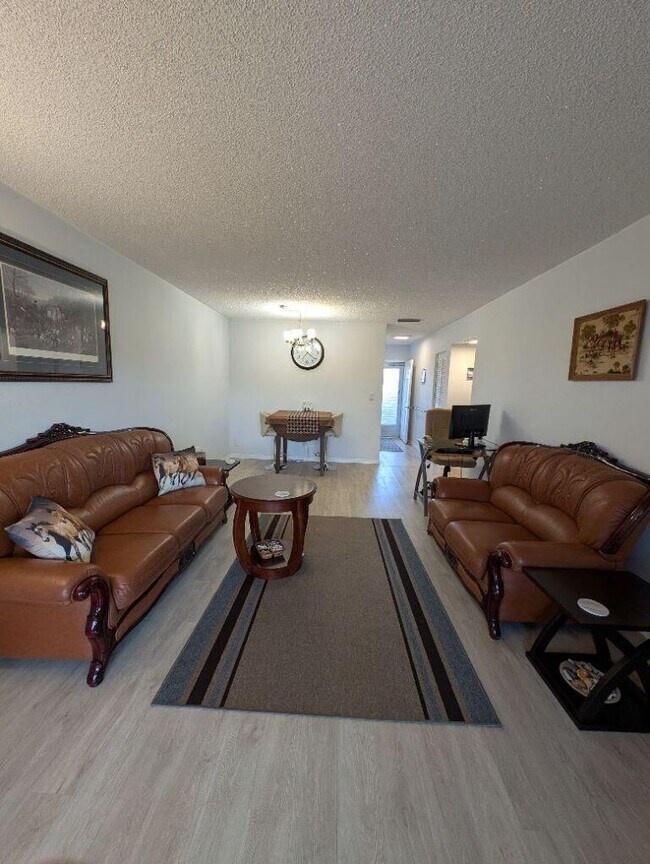 Building Photo - 2812 Garden Dr S