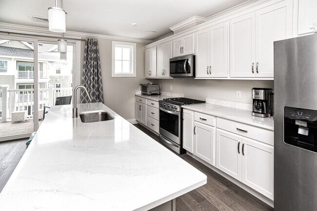 Building Photo - 5 Longview Dr