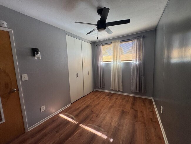 Building Photo - 4501 Pine Tree Dr