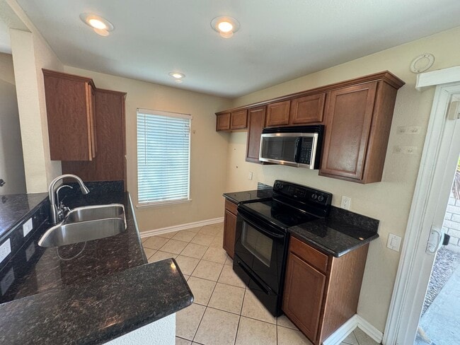 Building Photo - 2 Bed, 1 Bath Condo with a view of the hills!