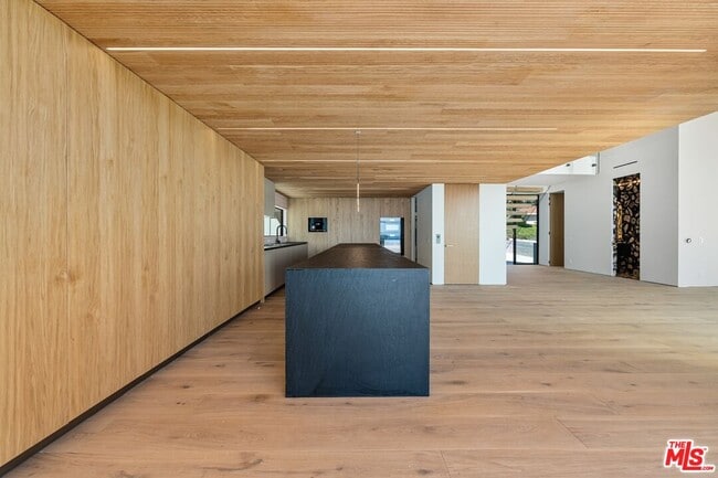 Building Photo - 2501 Banyan Dr