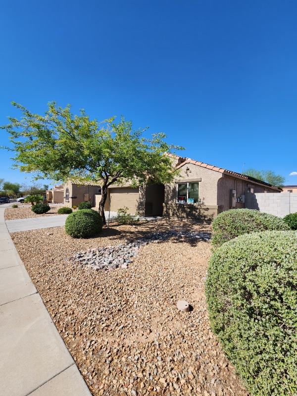 Building Photo - 1850 N Vista Ln