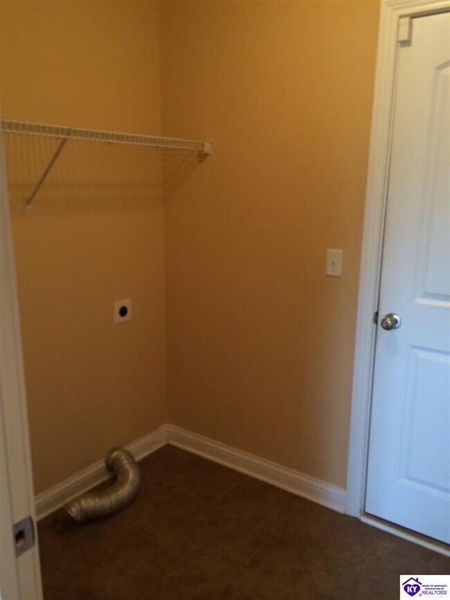 Building Photo - 913 Silktree Cir