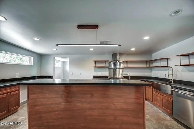 Building Photo - 1612 E Gaylon Dr