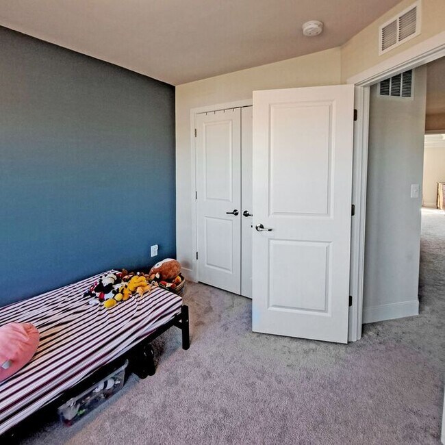 Building Photo - Gorgeous 4-Level Townhome with Rooftop Ter...